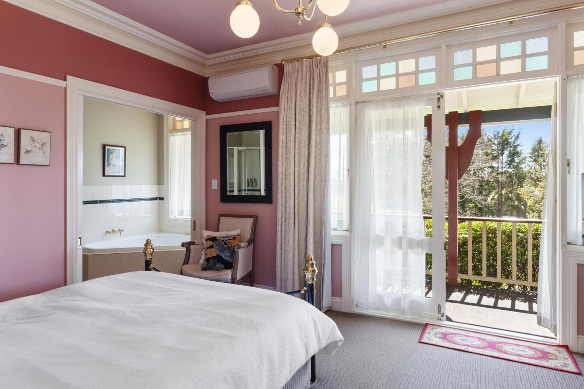 לאורה Bethany Manor B&B, Call Us For Cheapest Rates מראה חיצוני תמונה